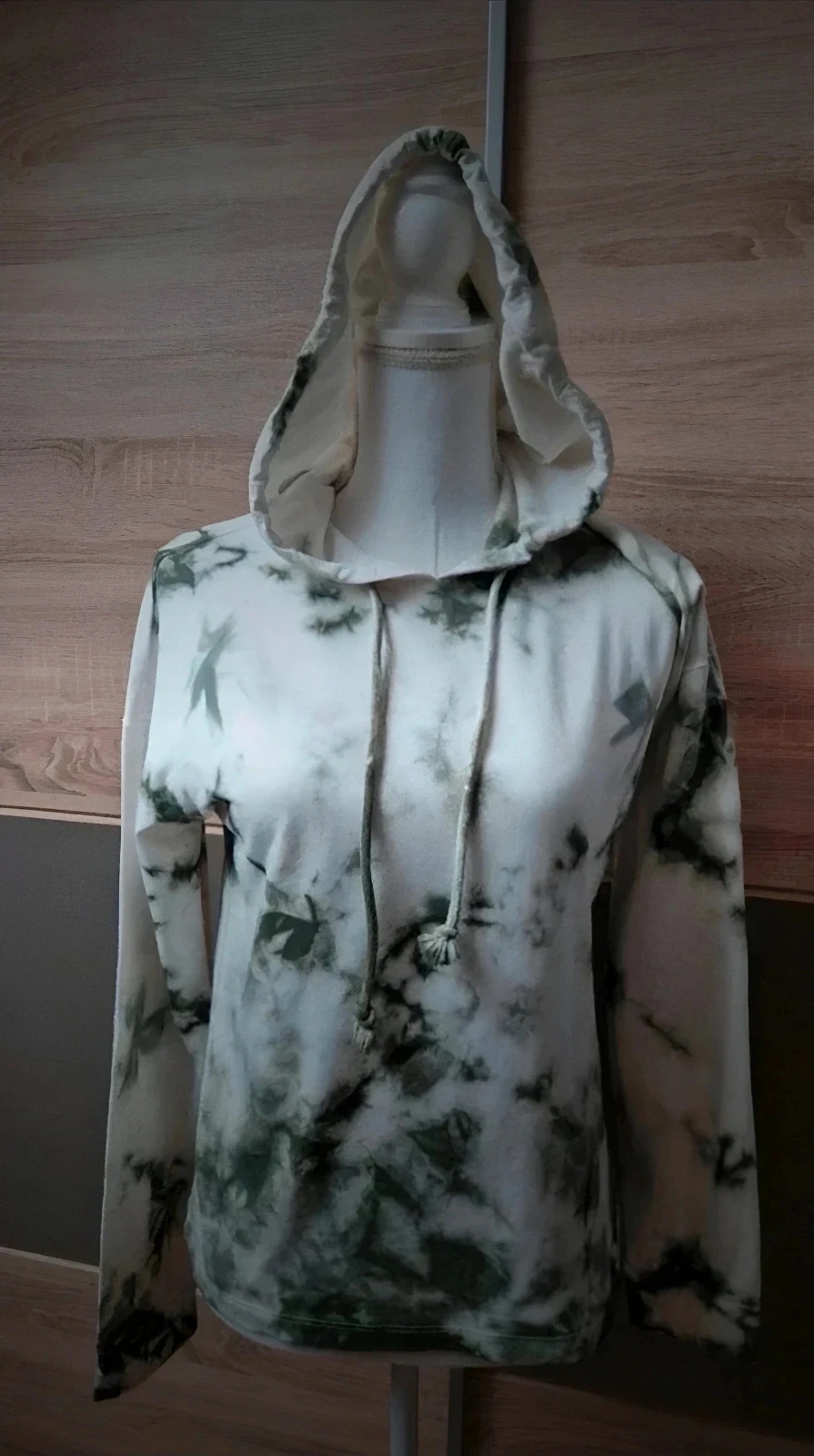 Sweat avec capuche.